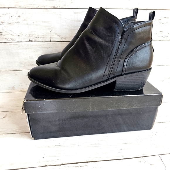 G by Guess Black Leather Zip up Ankle Booties "Tammie" Boots Size 10M - Picture 2 of 11